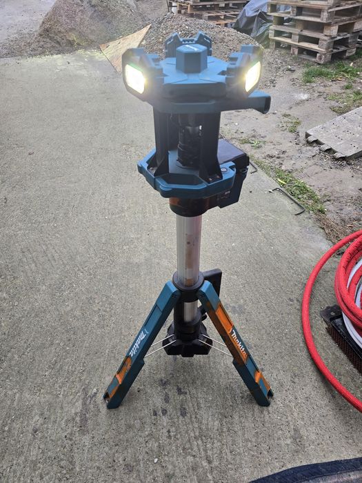 Trepied cu lumini 360°  makita m18 dml 814