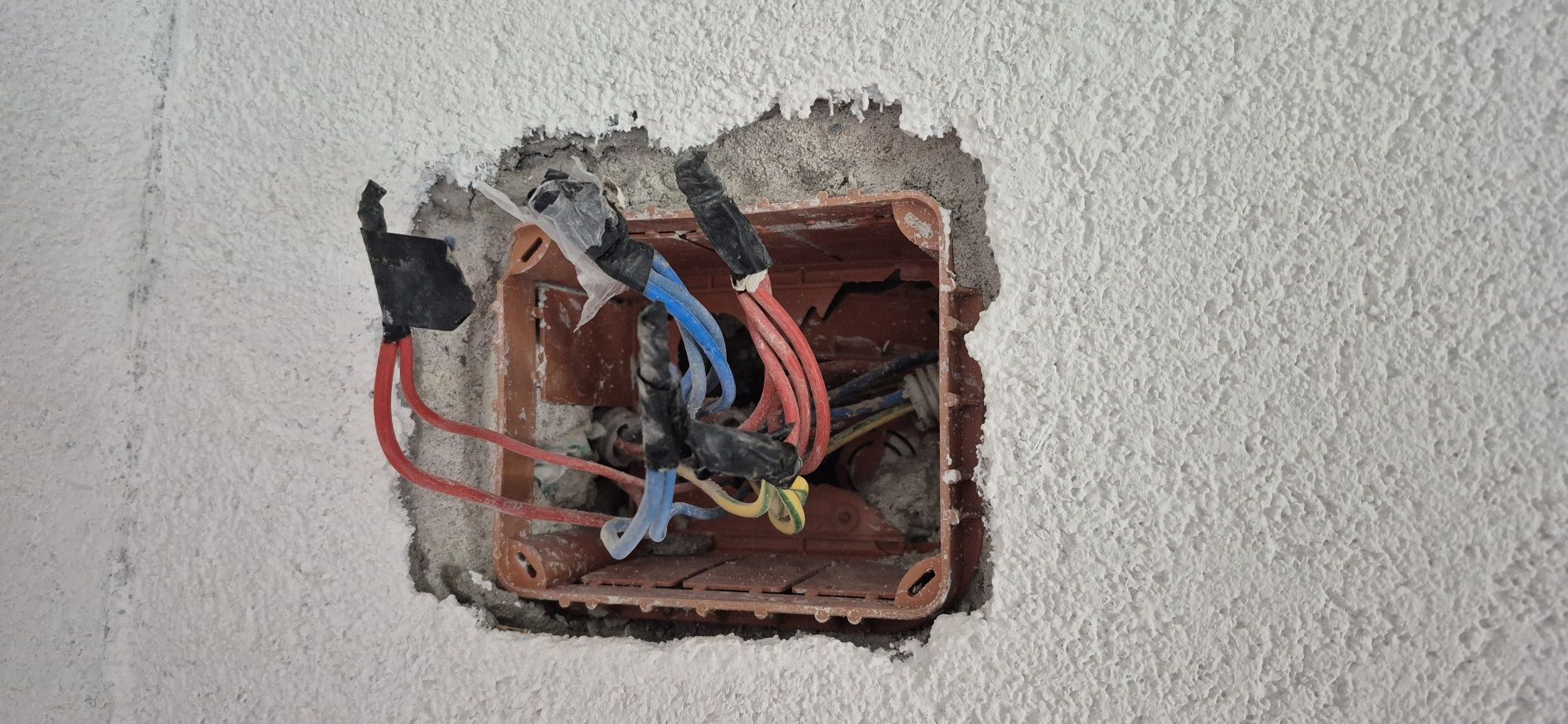 Electrician servicii instalații electrice