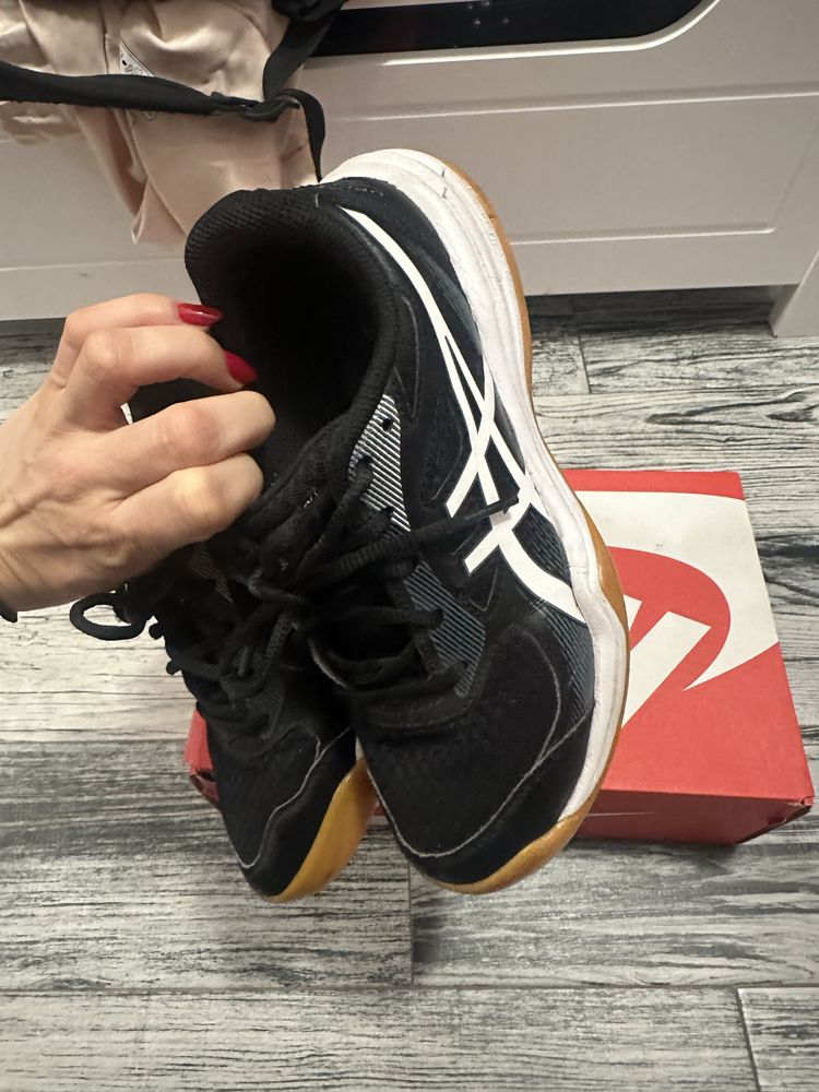 Asics маратонки номер 38
