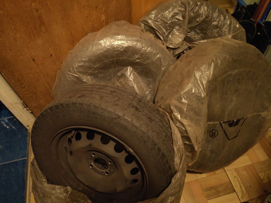 4 jante R15 otel si CAUCIUCURI VARA Goodyear pentru Logan 2