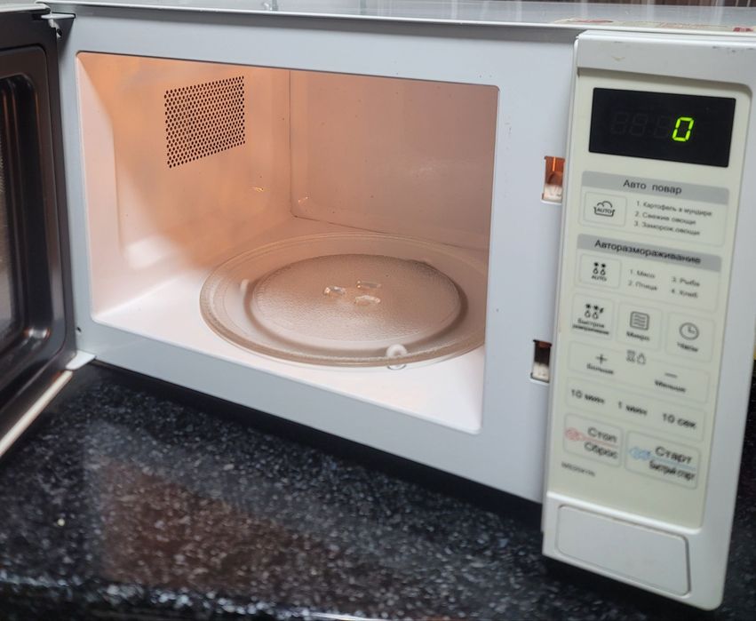 В новом состояние корейская микроволновка LG 23л без дефектов
