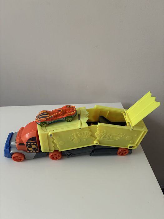 Vand camion Hot Wheels Crashing Rig