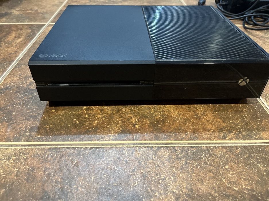 XBOX ONE 1TB+2 controller+fifa23/17/24+minecraft+gta5