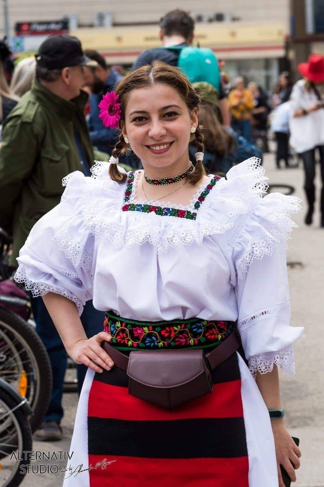 Costum popular femei din  Maramureș cu Zadii/catrinte