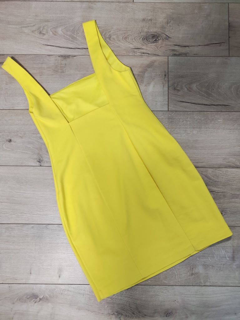 Жълта рокля М размер