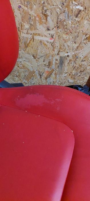 Продавам червен кожен салон за VW New beetle