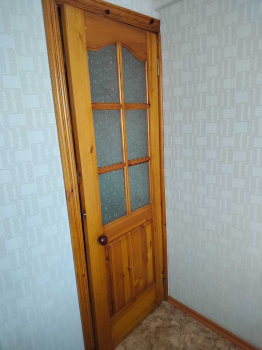 Продам деревянную дверь