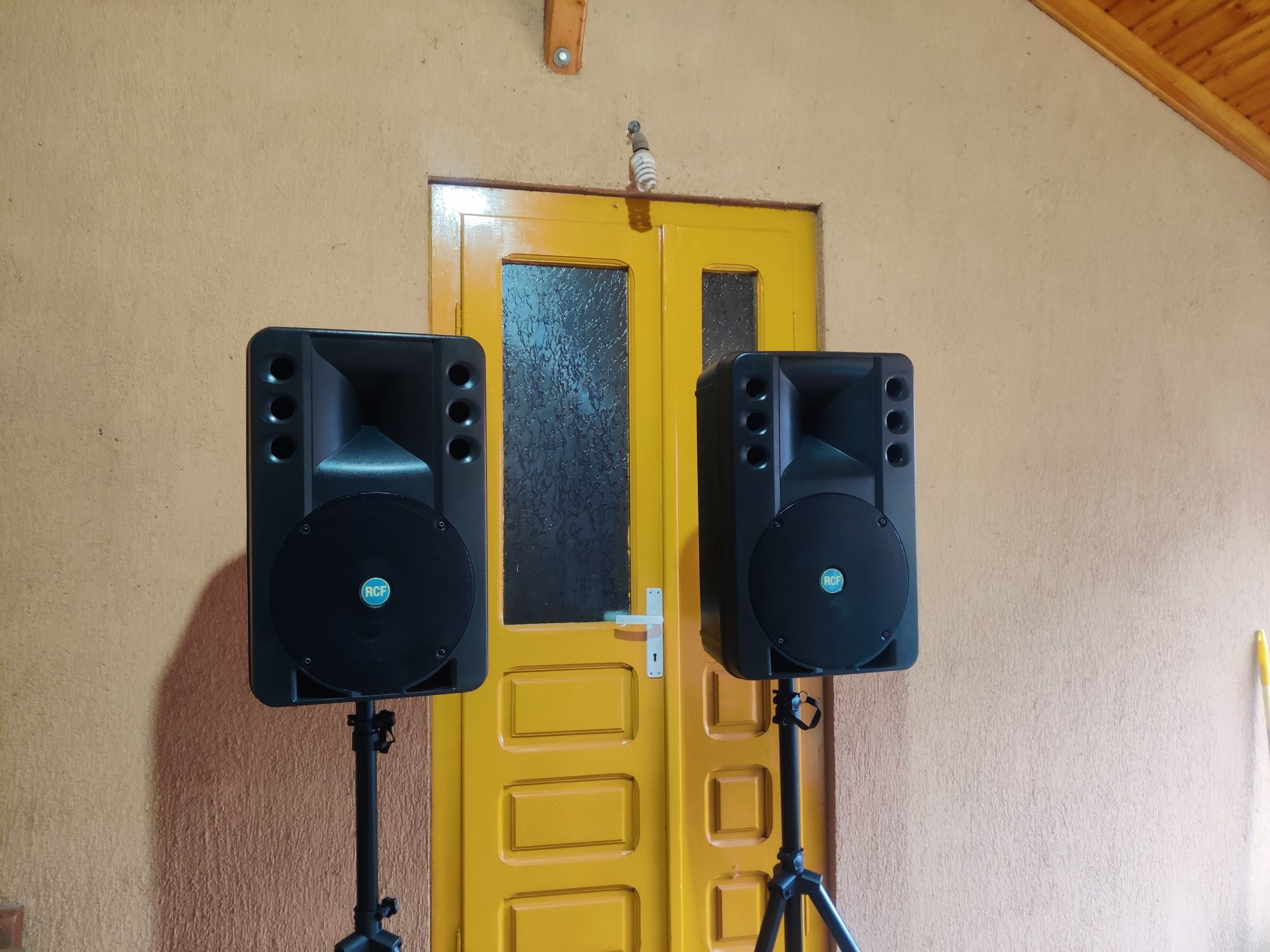 Vând boxe active RCF ART 300 A 400 W