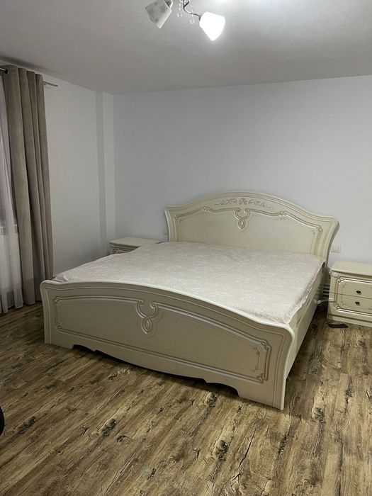 Dormitor Valeria – 6 uși Alb-Perlat + Saltea 180x200 – Stare foarte bu