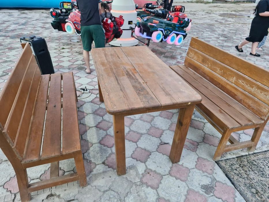 Стол со скамейками для летнего кафе