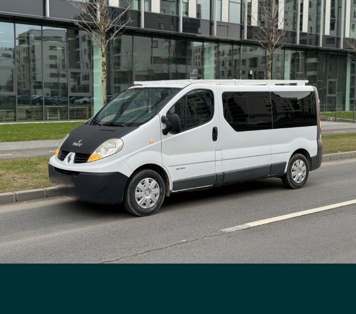 Închiriez microbuz 8+1 locuri cu tot cu șofer