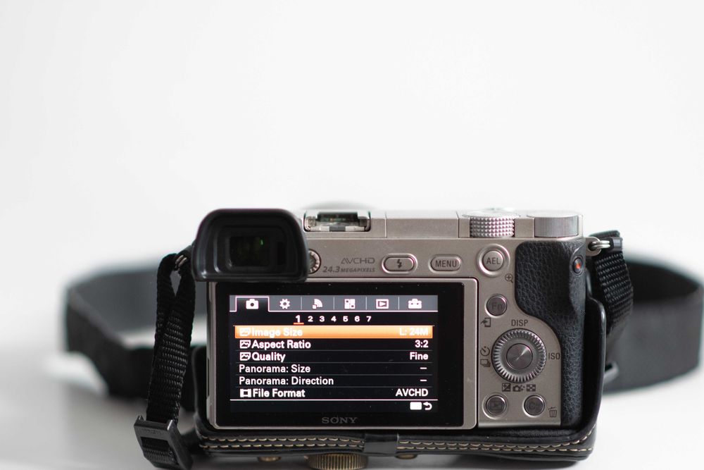 Vand/Schimb SONY a6000 kit + obiectiv + toc elegant de piele! WiFi NFC