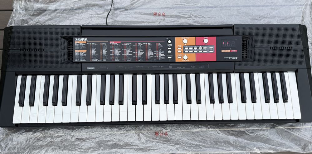 Yamaha PSR-F51 + Suport Adam Hall SKS 04 – Stare excelentă!