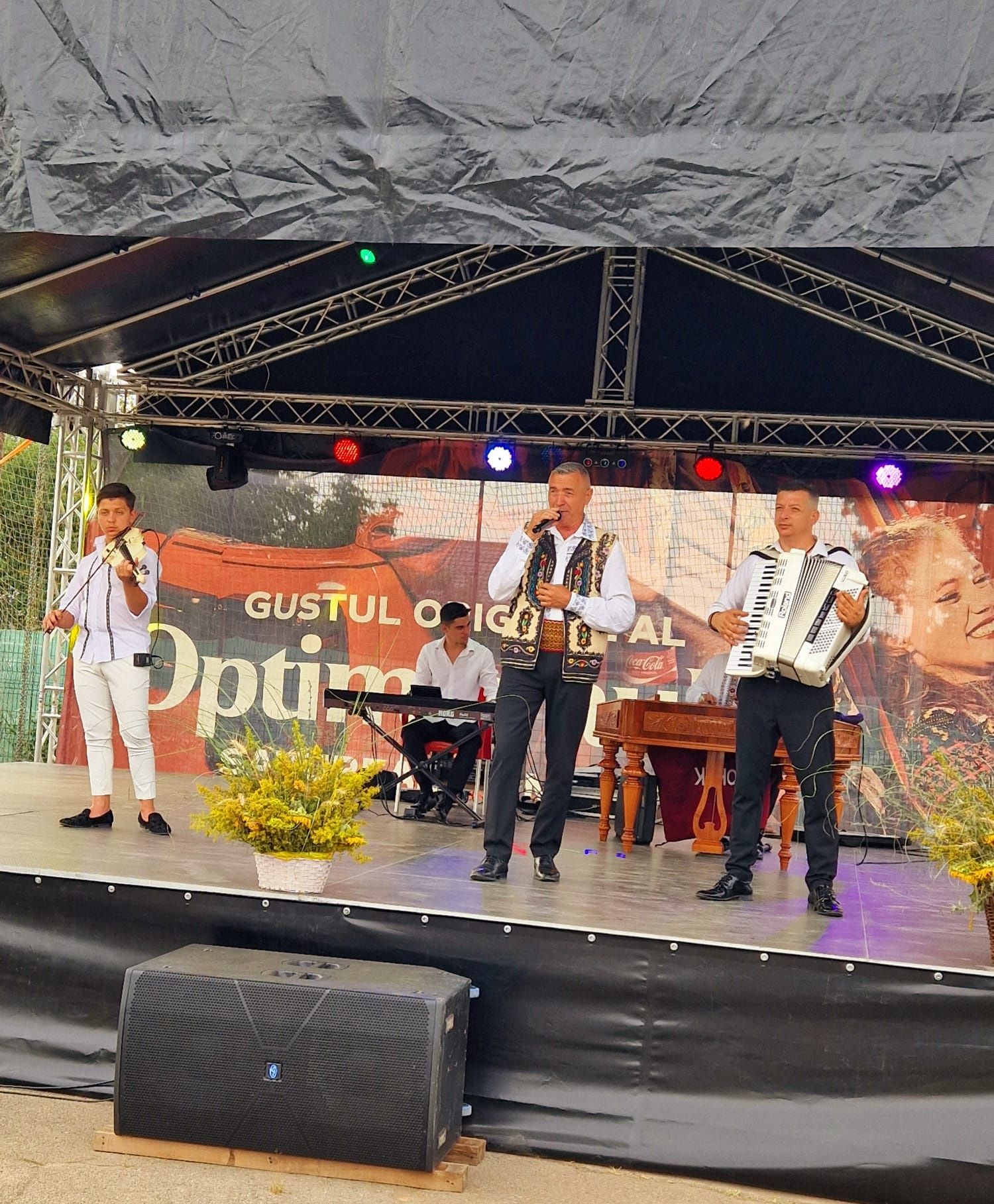 Scena in 2 ape 9x7m pt evenimente in aer liber
