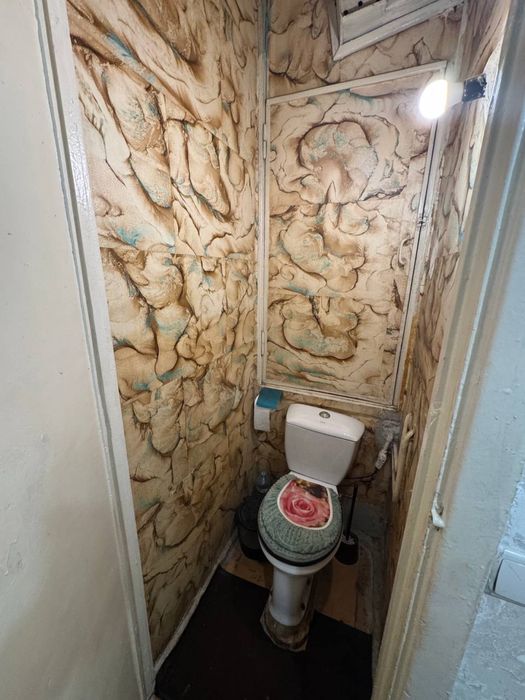 Чиланзар 2.  1 комнатная Срочно панель средний ремонт