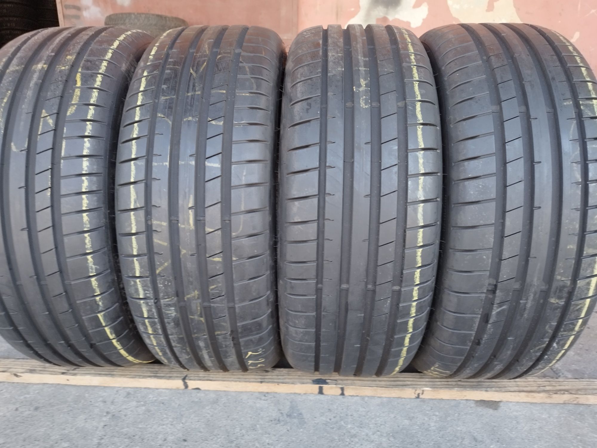 4 anvelope de vară ca si noi Dunlop RFT 225/45/19