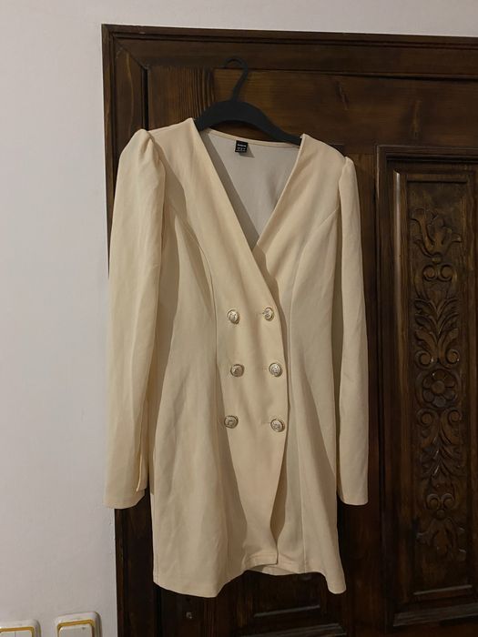 Елегантна рокля-блейзър в цвят кайсия