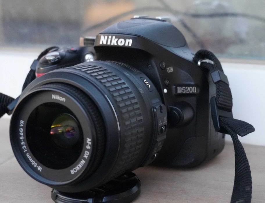 Nikon D5200 24 Megapixel Camera + обектив 18-55mm VR Lens Kit