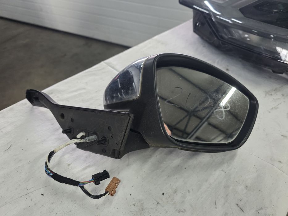 Дясно огледало за Пежо 2008