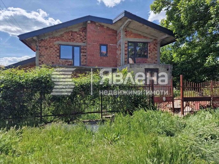 Къща с гледка и  пет спални в с. Оброчище