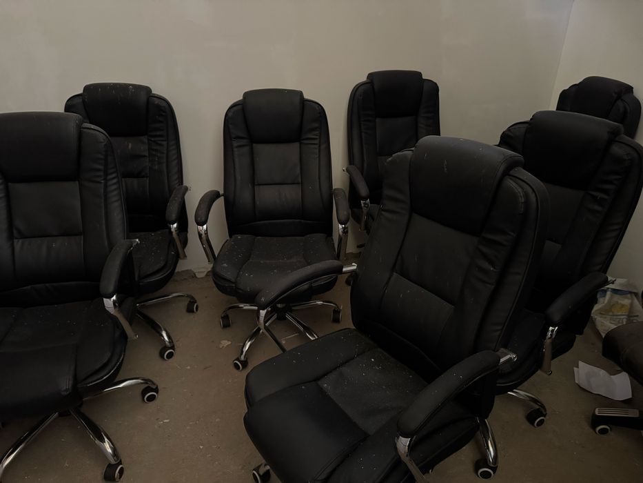 Офисные кресло, черные на колесиках