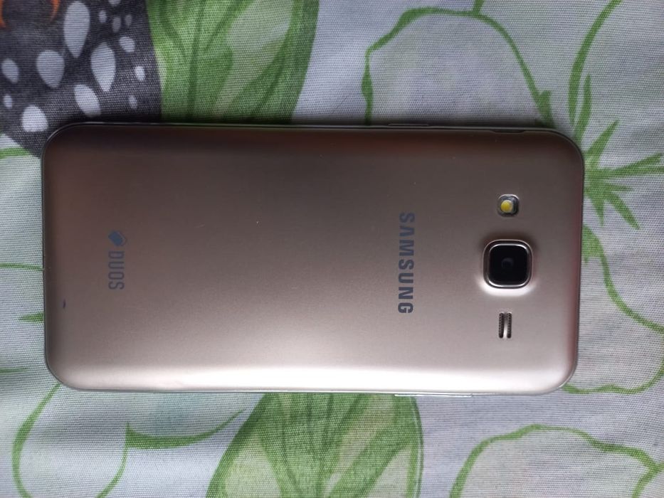Продам Самсунг ж5