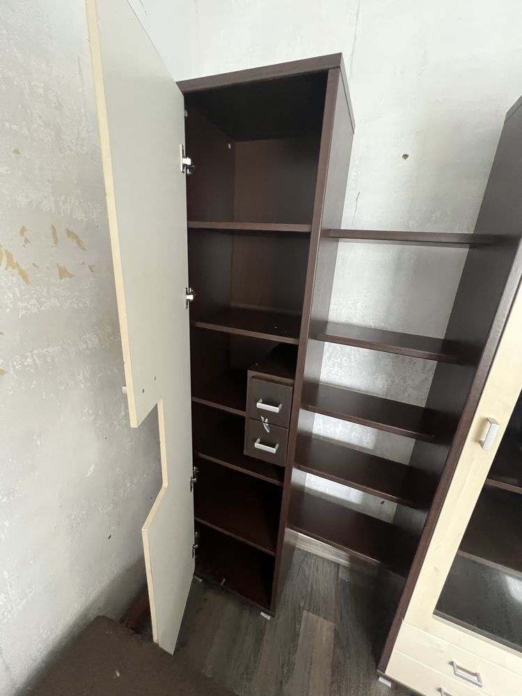 В продаже 2 шкафа со столом