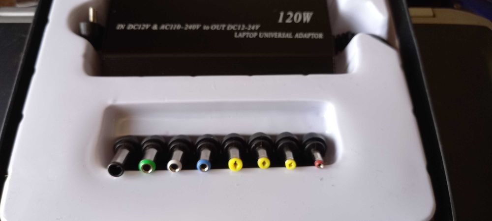 Incarcator universal laptop. Se poate folosi si AUTO. OUT:12-24 v. Nou