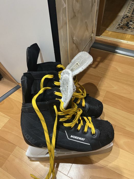 Коньки хоккейные