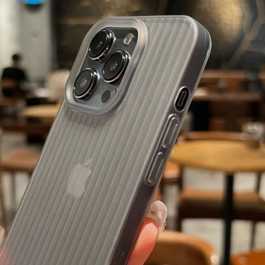 гофрированный матовый прозрачный чехол для iPhone 15 Pro + брелок