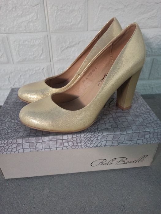 Дамски бутикови обувки на ток .