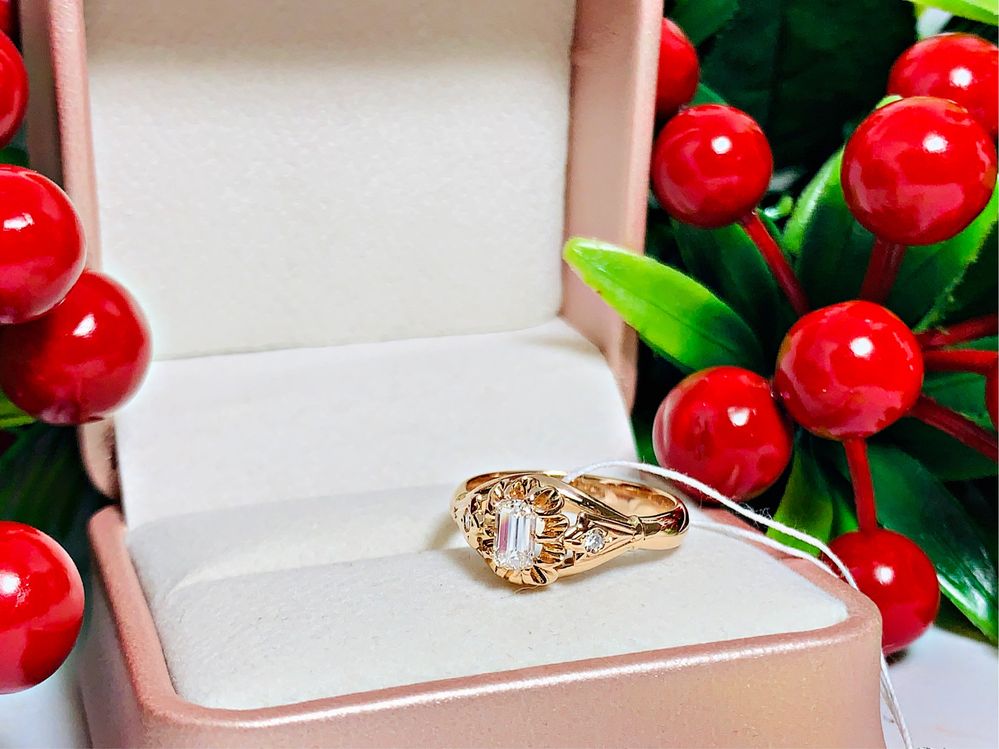 Золотое кольцо с крупным бриллиантом по середине