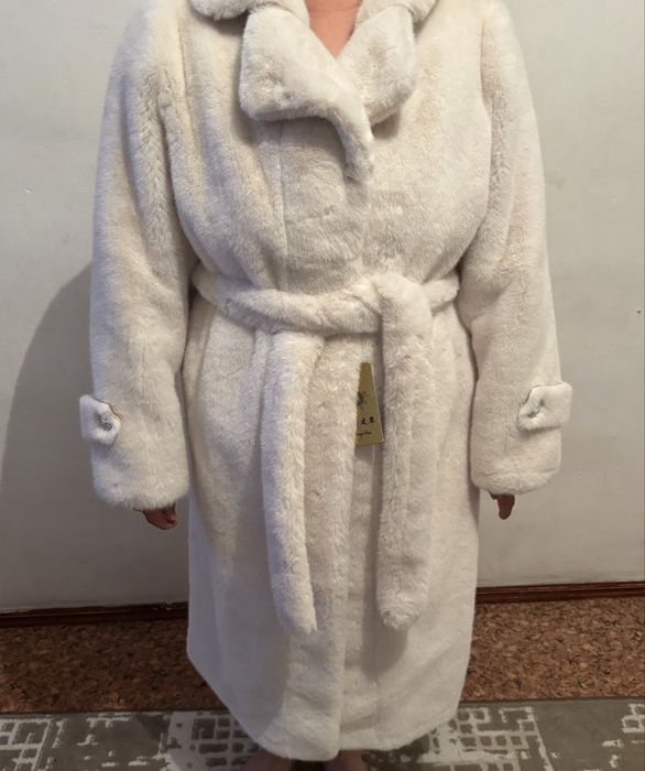 Продам белую новую экошубу.Размер:48-50.