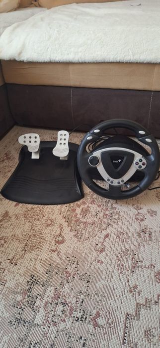 Vând volan cu  pedale Gaming