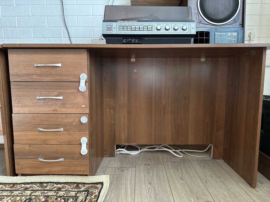 Продам письменый стол