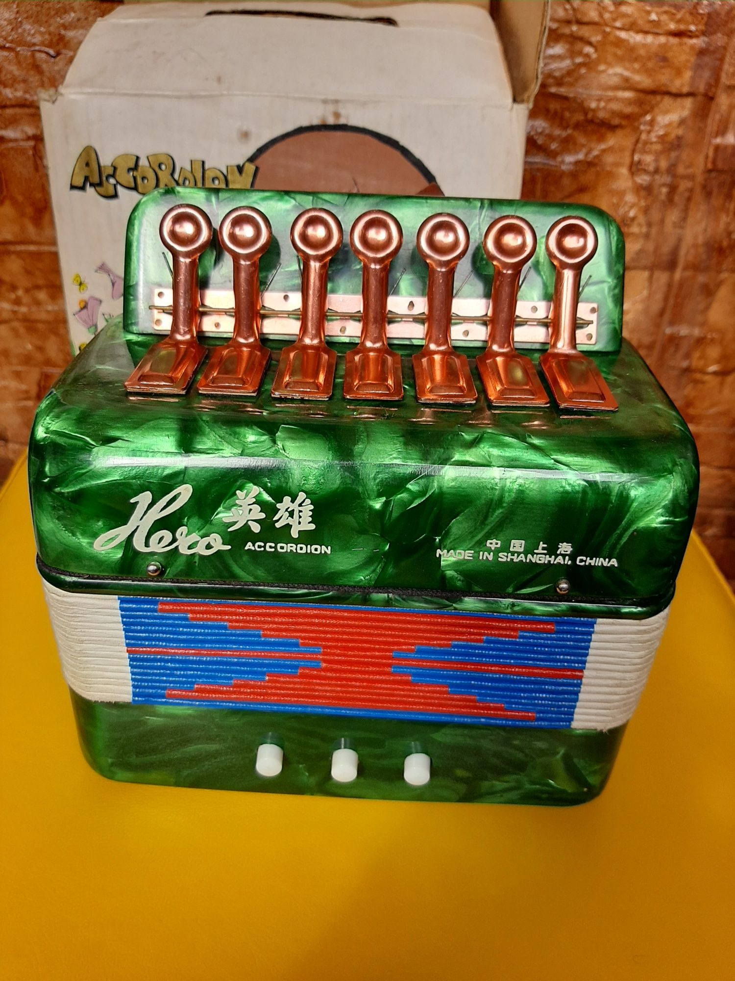 Acordeon de jucarie Made in China din anii 1980 in cutia originala