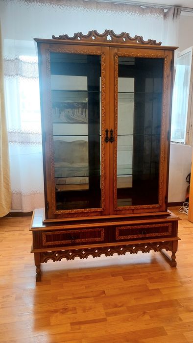 Vitrina mobila din lemn