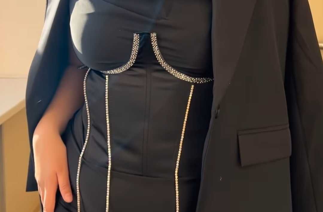 Красивое черное платье и корсет