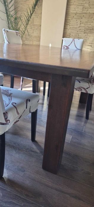 масивна маса от бук, 10 бр. дървени столове с тапицерия.