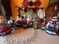 Sticle imbracate in costume traditionale osenesti