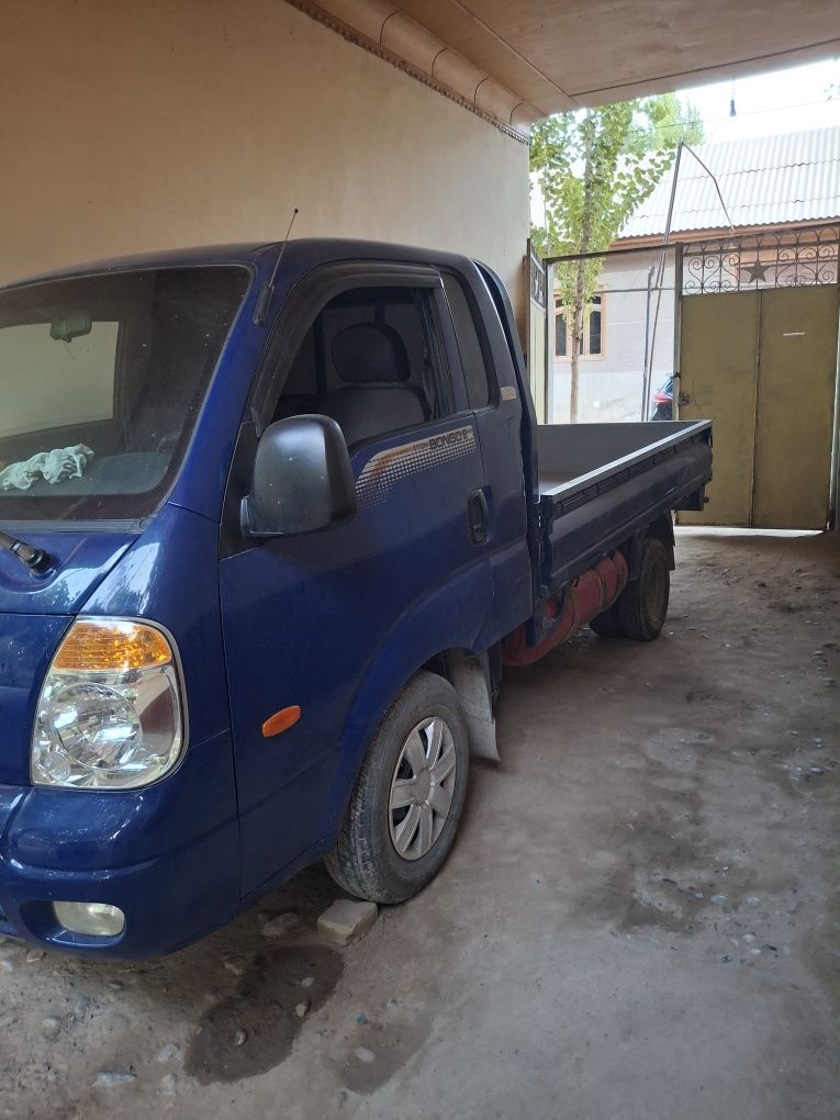 Kia bongo sotiladi