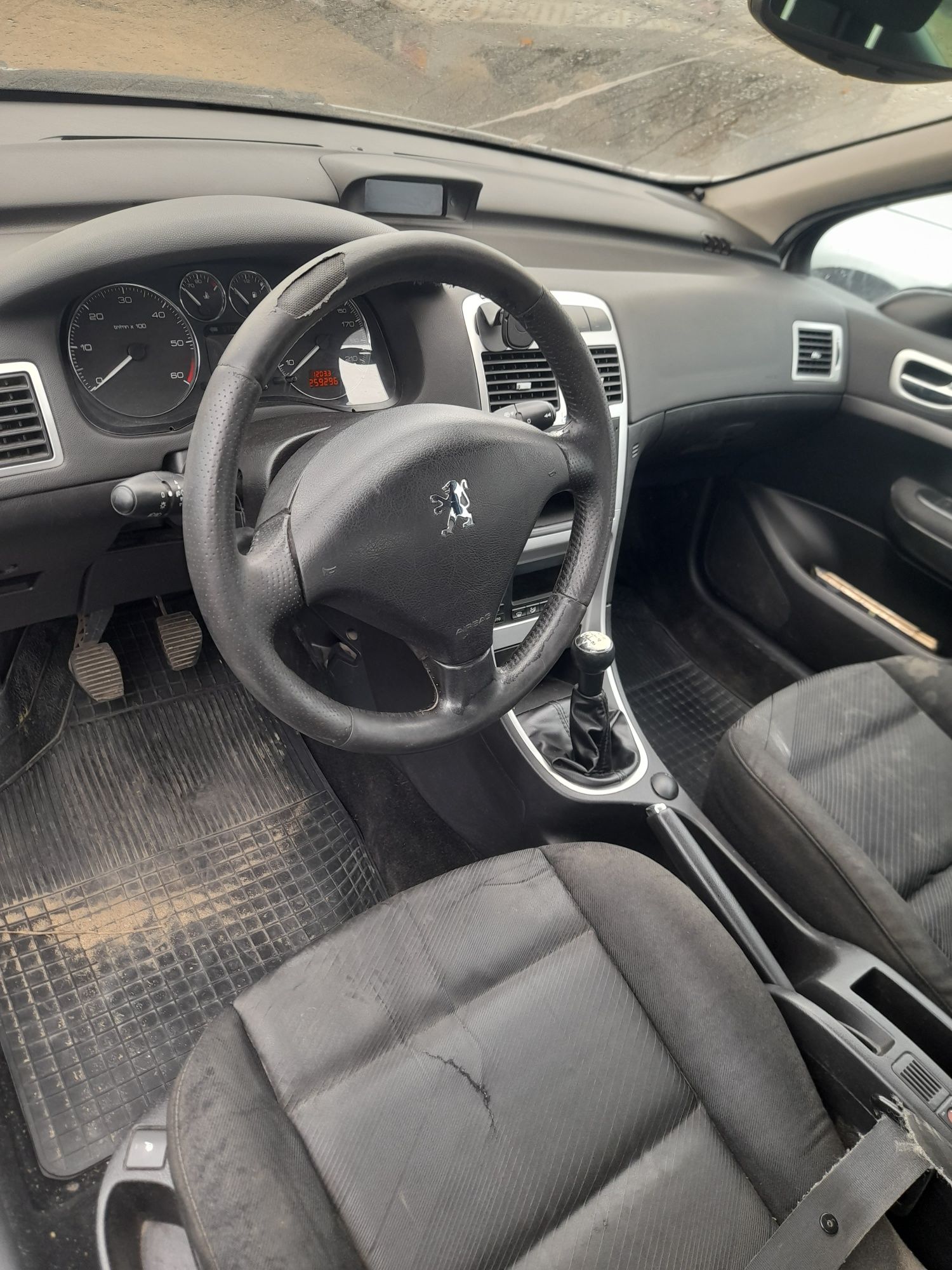 Dezmembrez Peugeot 307 1.6 hdi 2007