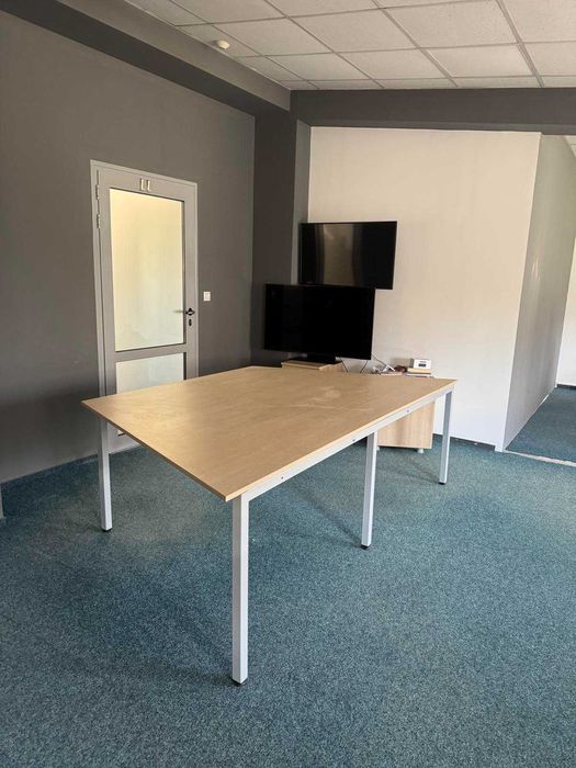 Поръчково бюро в трапецовидна форма