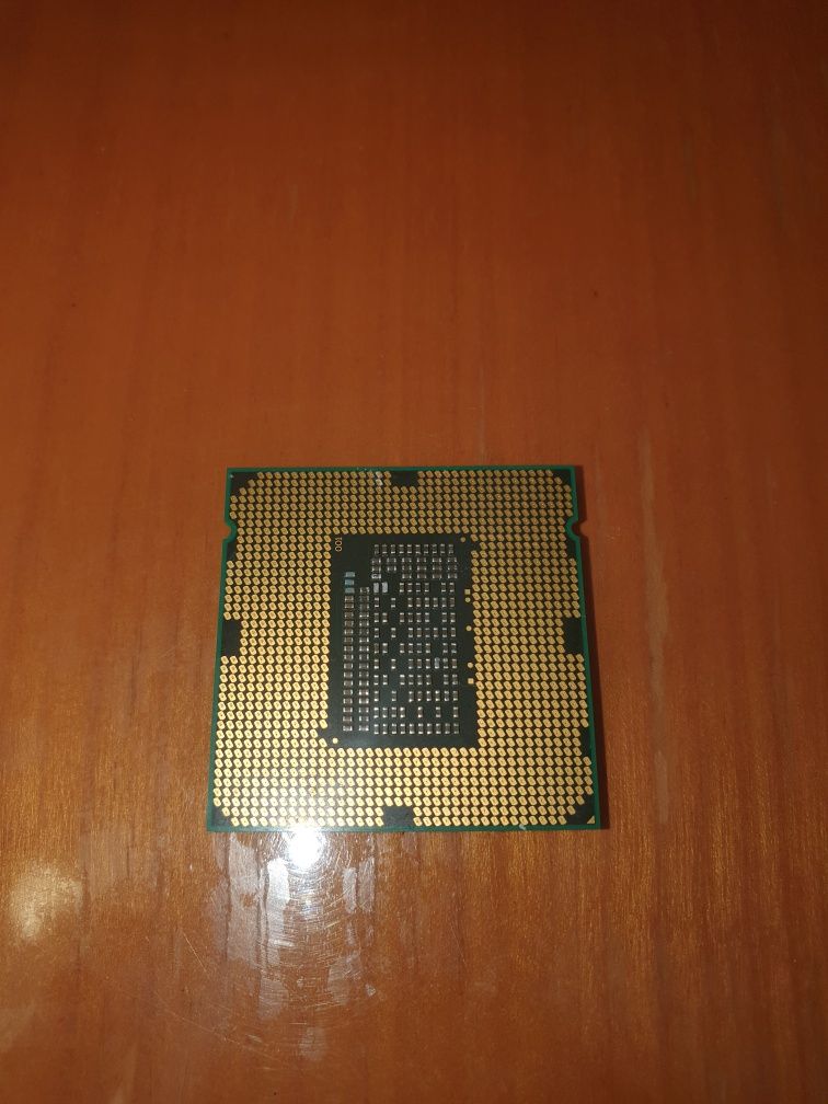 Procesor intel I5 2400 de 3,1 Ghz.