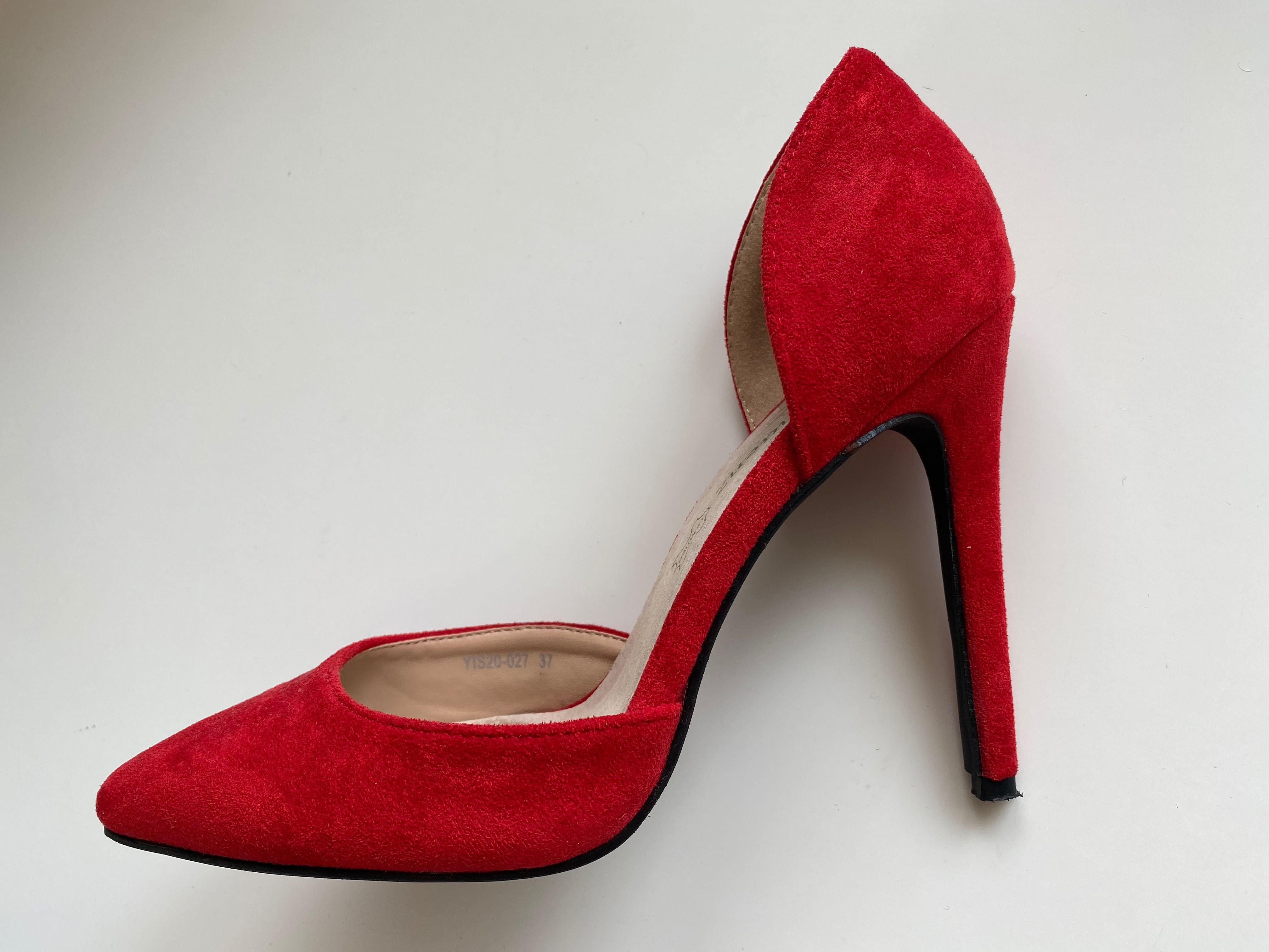 Червени велурени обувки на висок ток