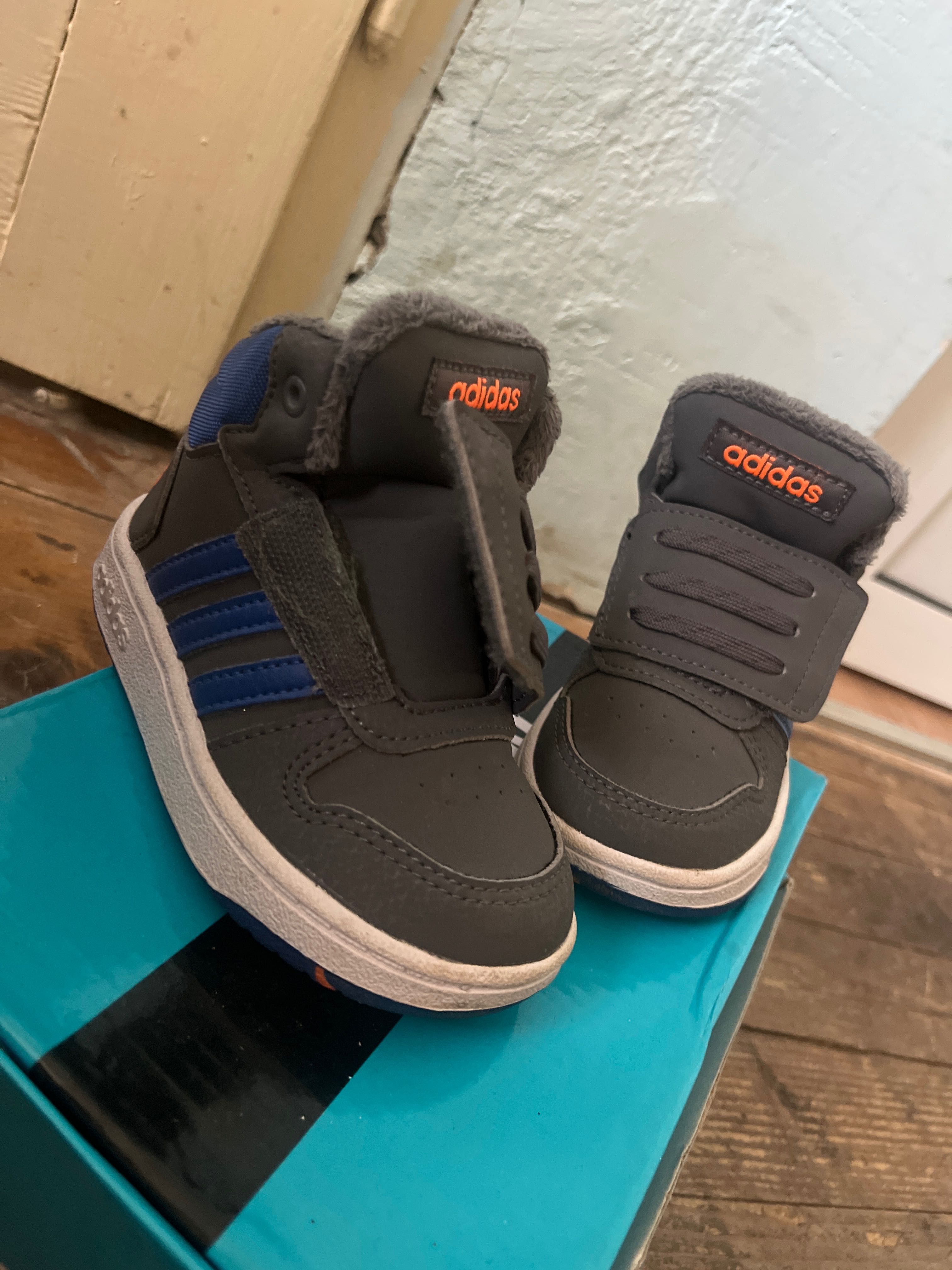 Детски маратонки “ADIDAS” с ПУХ и лепка. 23номер-(стелка 15см.)