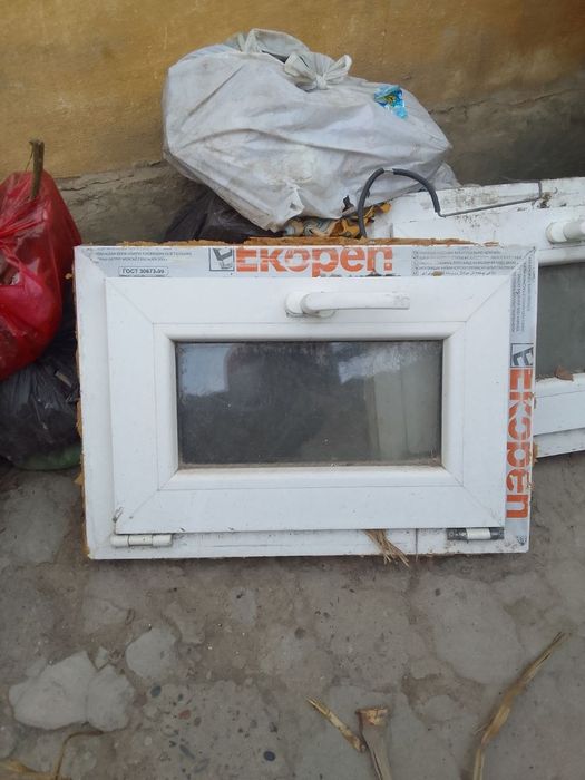 Продам две форточки АКФА пластиковые.