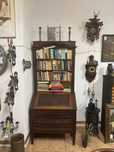 Secreteri cu bibliotecă vechi
