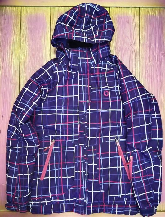 Продаю недорого горнолыжный европейский костюм. Перчатки в подарок !