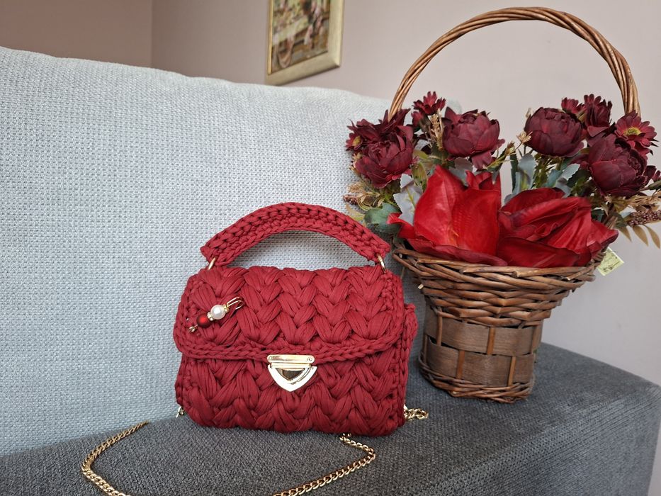 Червена чанта макарон